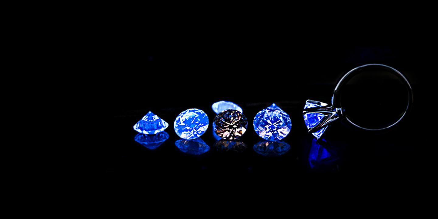 Welke fluorescentiegraad kies ik voor mijn diamanten trouwring?