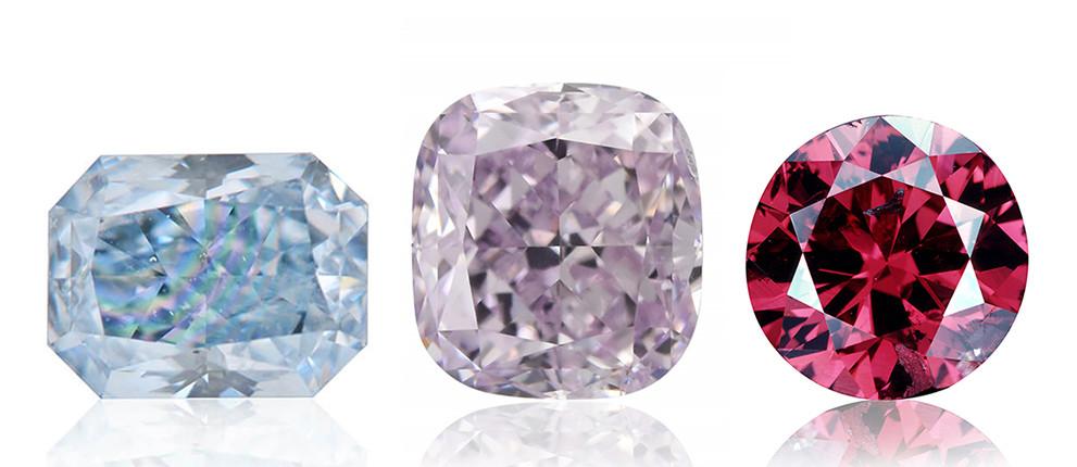 Tres diamantes tallados: azul claro rectangular, rosa lila cuadrado y rojo intenso redondo