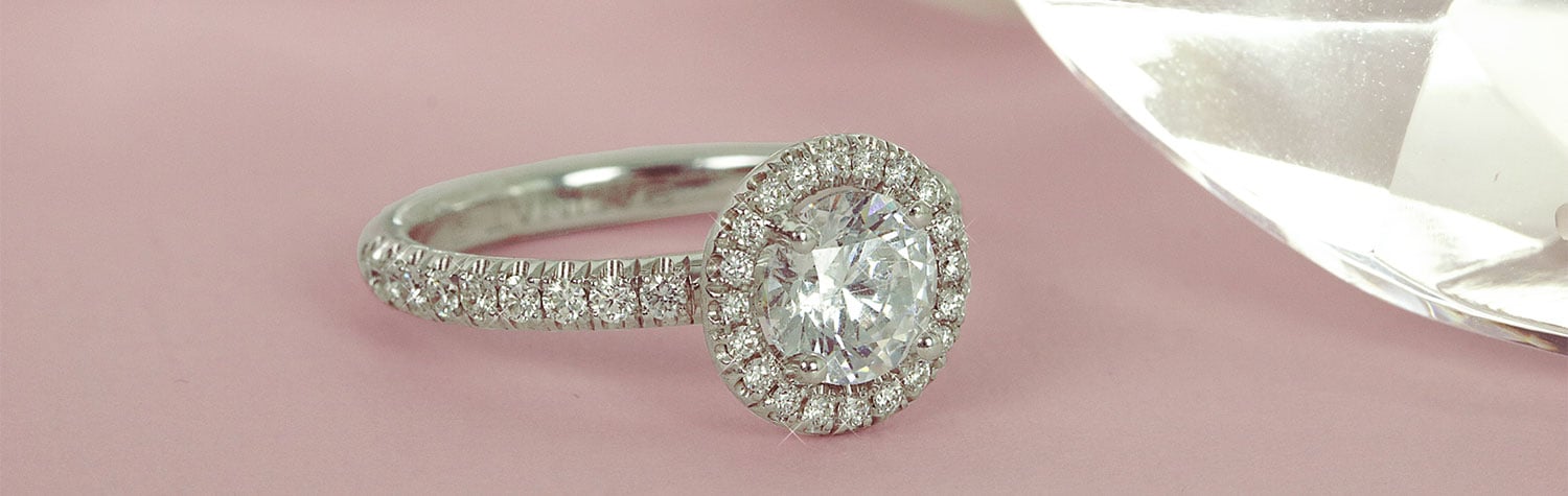 Een diamanten of moissanite verlovingsring? Wat is het verschil? 