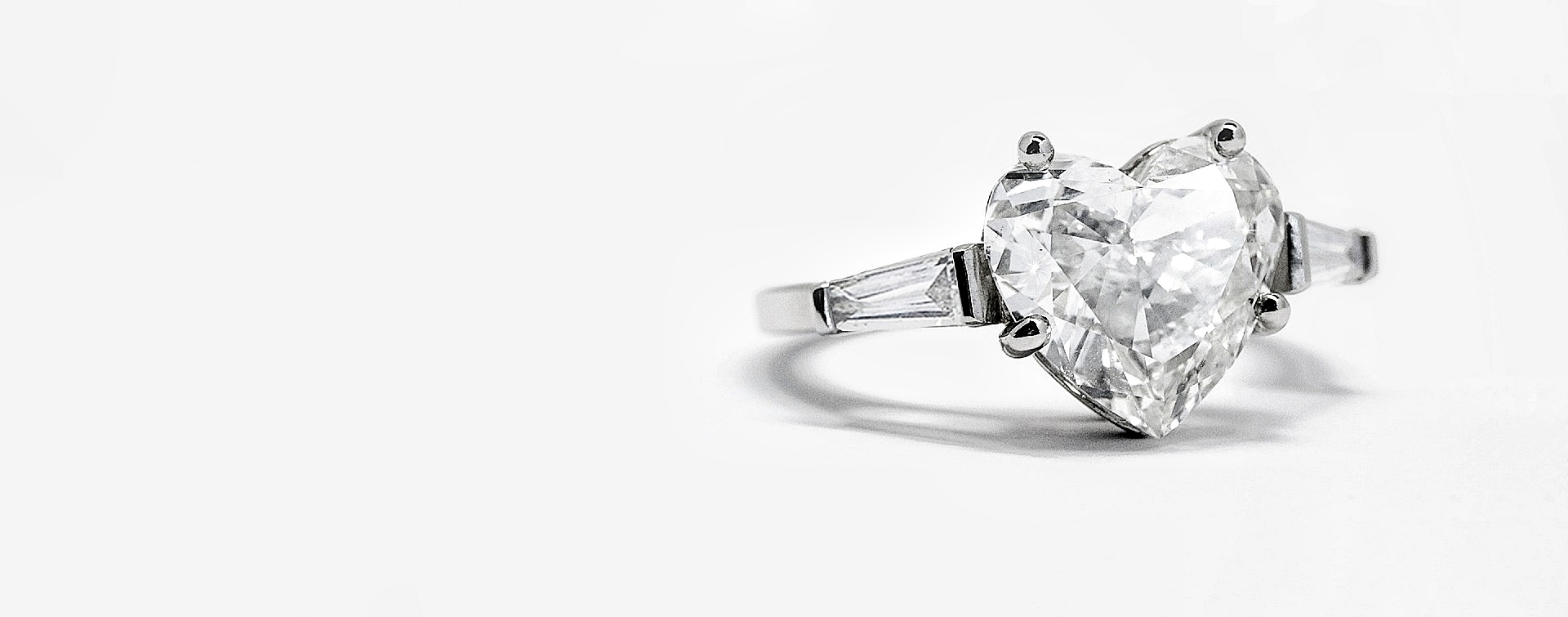 El anillo de compromiso con un diamante en forma de corazón