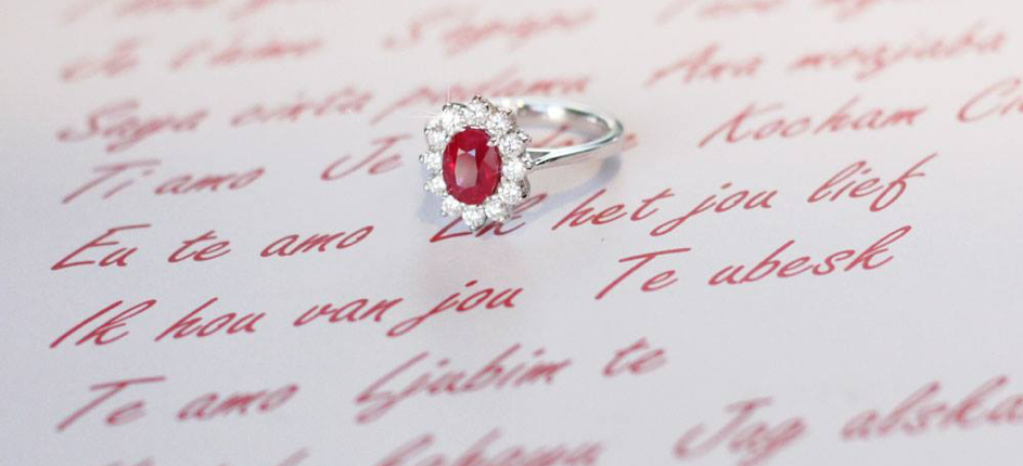 Ring mit oval geschliffenem Rubin auf Brief - BAUNAT