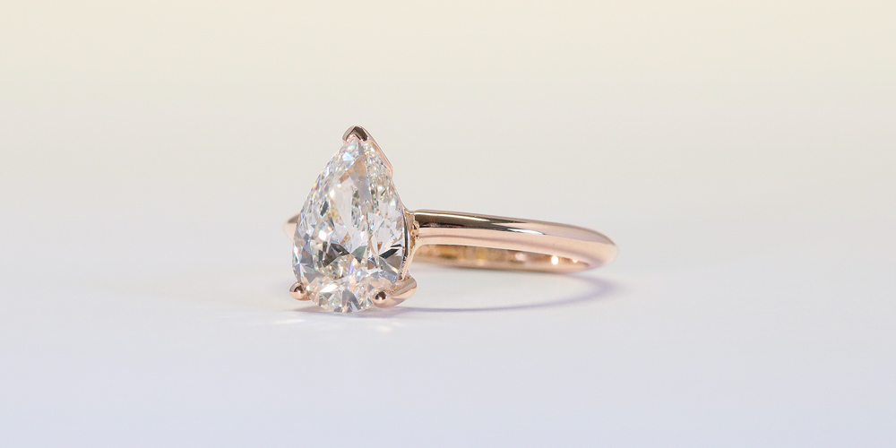 Pourquoi une bague de fiançailles avec diamant taille poire est originale ?