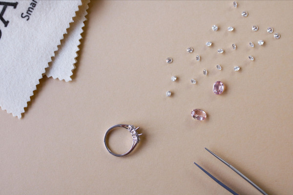 ein Diamantring, eine Schere und ein Tuch für die vollständige Kreation von Diamanten