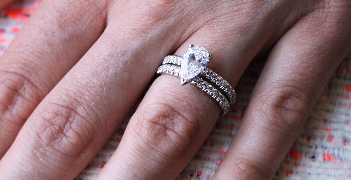 Der Pavé Verlobungsring in Kombination mit einem Solitär Diamanten