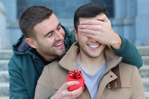 Hombre le da a su pareja un regalo de joyería en su aniversario de boda - BAUNAT
