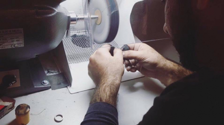 Joyero en el trabajo, creando las joyas perfectas para regalar - BAUNAT