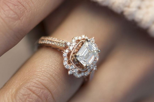 Anillo vintage de oro rojo hecho a medida por BAUNAT con un diamante de talla esmeralda