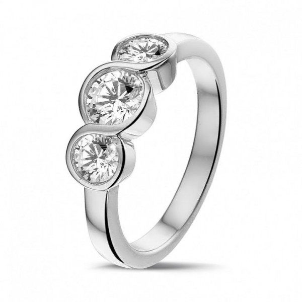 El trilogy de BAUNAT con 3 diamantes, un regalo simbólico perfecto para el aniversario de boda.