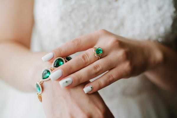 Mujer adulta recibe una joya como regalo. Encuentra tu regalo de aniversario de boda en BAUNAT.