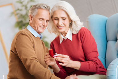 Mujer adulta recibe una joya como regalo. Encuentra tu regalo de aniversario de boda en BAUNAT.