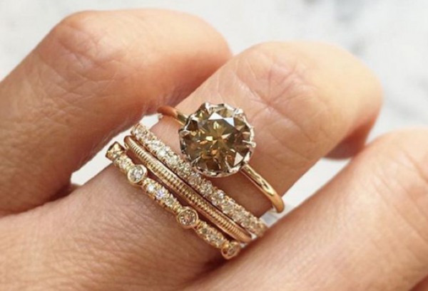 ¿Cómo comprar un anillo? Elige un solitario con un engaste en garras como este de BAUNAT.