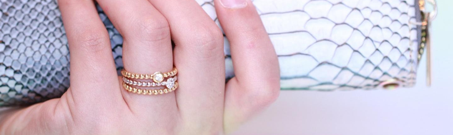 Pon tus anillos combinados BAUNAT juntos aquí