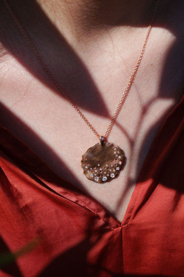 El collar de oro rojo con medallón para las damas es una declaración real de la colección de BAUNAT.