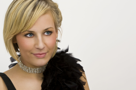 Mujer con gargantilla de diamantes, el collar ideal para mujeres con un corte de pelo corto. - BAUNAT