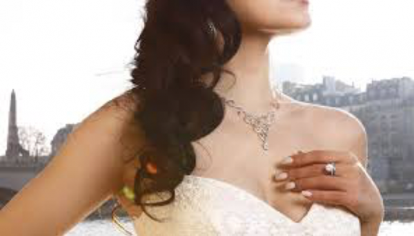 Novia con un anillo brillante y un magnífico collar de oro para las damas de BAUNAT