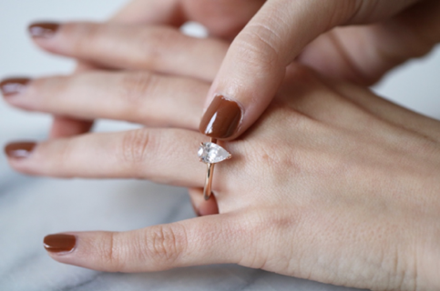 Mano de mujer con anillo de compromiso en talla de anillo promedio para mujer - BAUNAT