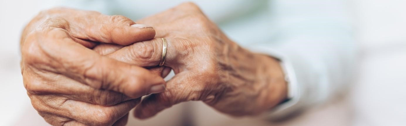 La mujer lleva un anillo del recuerdo en recuerdo de su pareja fallecida - BAUNAT