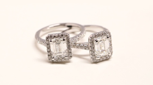 Anillos BAUNAT de corte esmeralda. Los términos esmeralda y corte de esmeralda pueden diferir.