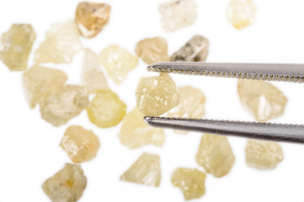 Múltiples diamantes en bruto, la piedra de nacimiento de abril, disponibles en BAUNAT.