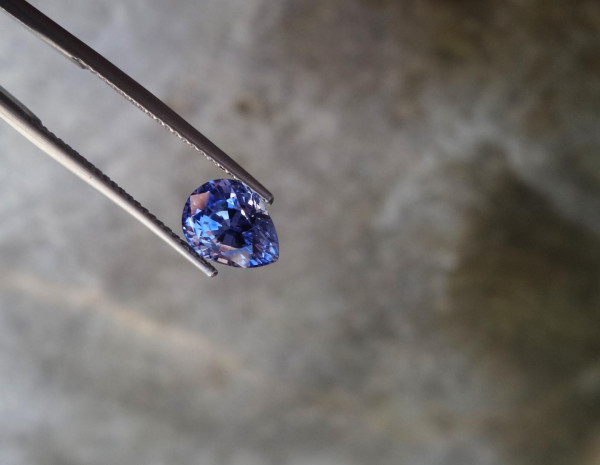 El zafiro azul es la piedra de nacimiento de septiembre. Elige joyas de zafiro en BAUNAT.