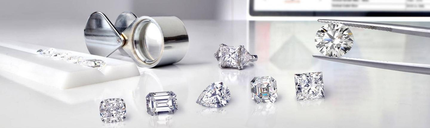 Diferentes diamantes yacen sobre una mesa blanca de alto brillo - BAUNAT