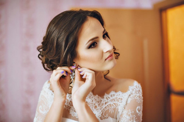  La novia se pone pendientes de diamantes, la joya de oro perfecta para cada novia, dice BAUNAT.