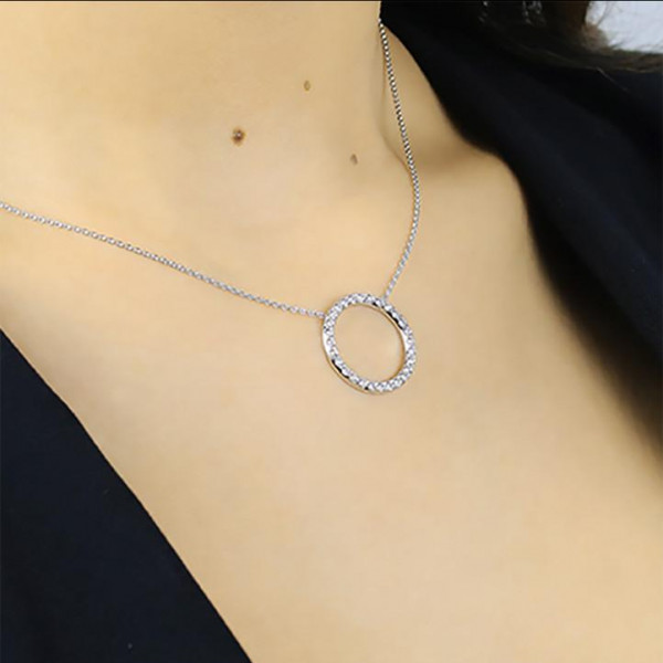Mujer con collar minimalista eternity con diamantes de BAUNAT