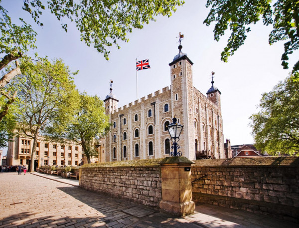 La Torre de Londres, donde se exhiben las Joyas de la Corona - BAUNAT