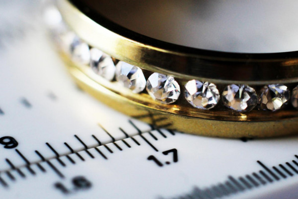 La talla de un anillo de oro con diamantes se mide con un instrumento de medición - BAUNAT