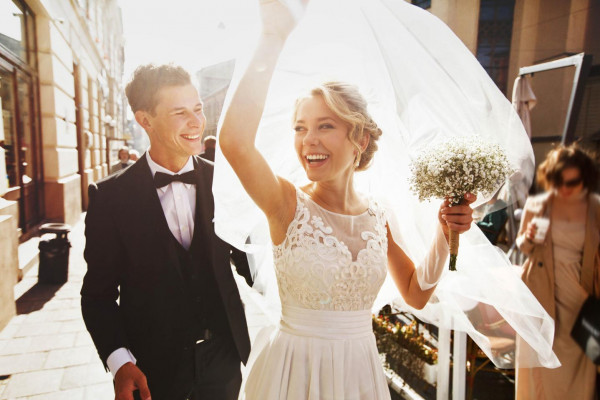 Mujer con vestido de novia con un escote alto