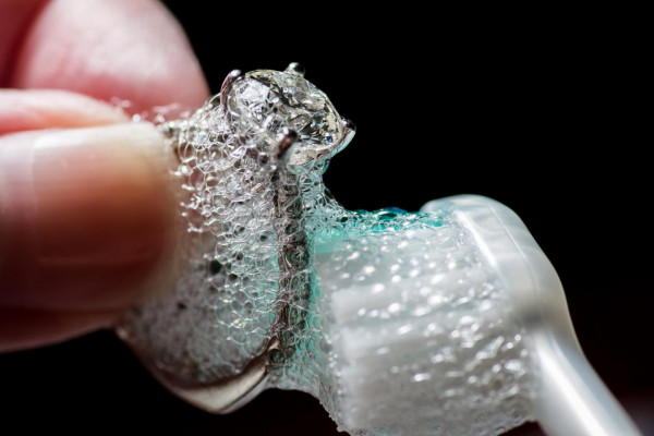 Limpia tus joyas - Limpie sus joyas con un cepillo de dientes suave y agua jabonosa suave