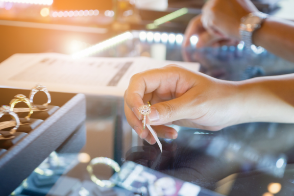 Una mujer compra un anillo de compromiso en una joyería de Amberes - BAUNAT
