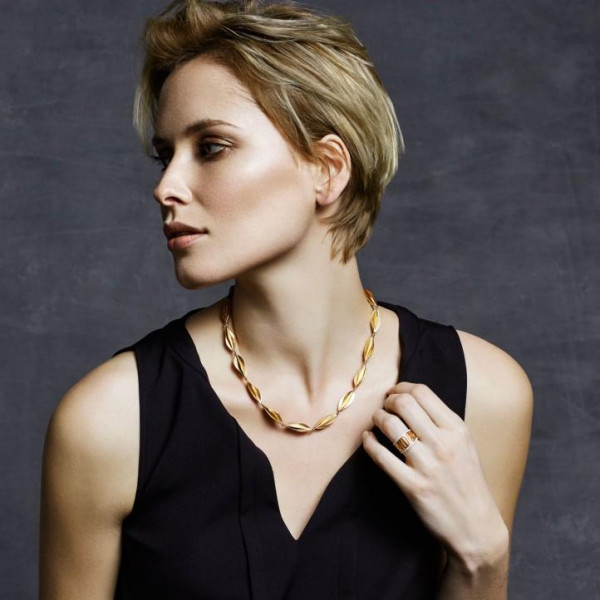 Mujer con collar de oro rosa para mujer de BAUNAT.