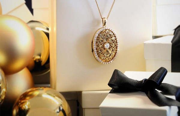 Collar BAUNAT de mujer con medallón de oro amarillo