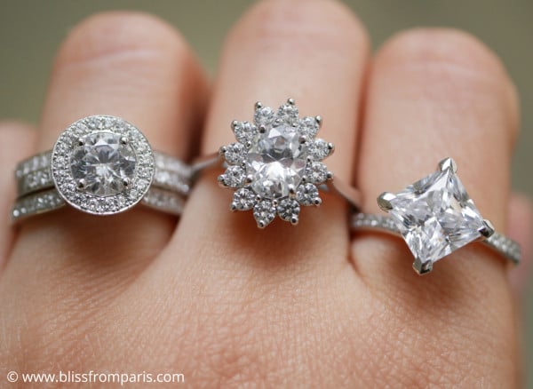 Mujer usa diferentes anillos BAUNAT con diamantes talla redonda, ovalada y princesa respectivamente.