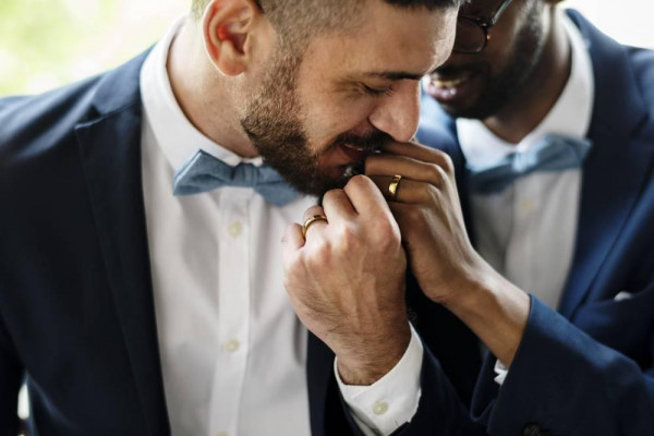 Dos hombres casados con anillos de boda: una imagen profundamente simbólica. - BAUNAT