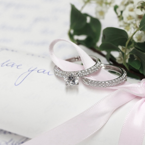 Conjunto de anillos de compromiso y boda de oro blanco de BAUNAT: anillos de boda con simbolismo