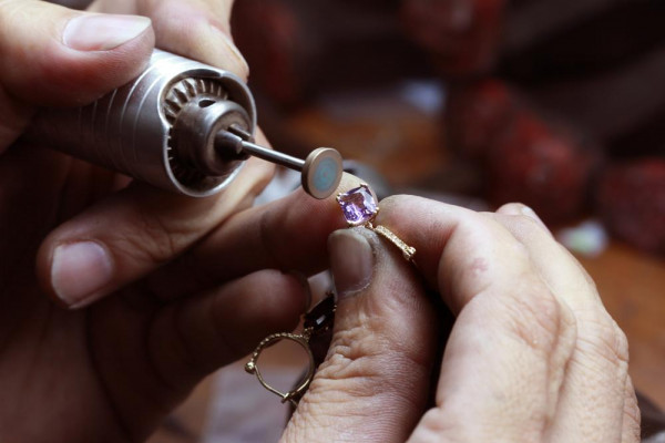 Así se talla un diamante en bruto - BAUNAT