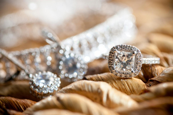 Diamant-Verlobungsring aus Weißgold mit quadratischem Mittelstein und Halo-Fassung