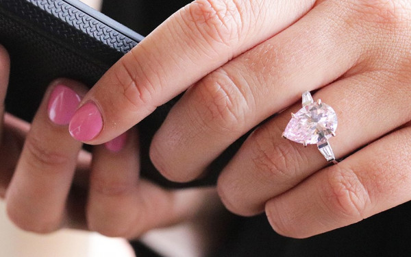 Anillo de compromiso con un diamante rosa en forma de pera - Un anillo de compromiso con dos diamantes de talla diferente