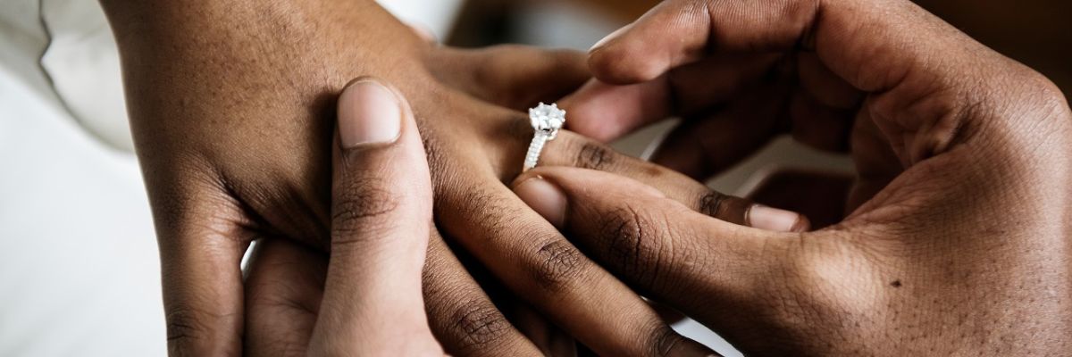 Wat bepaalt de prijs van een verlovingsring en wat maakt een verlovingsring duur?