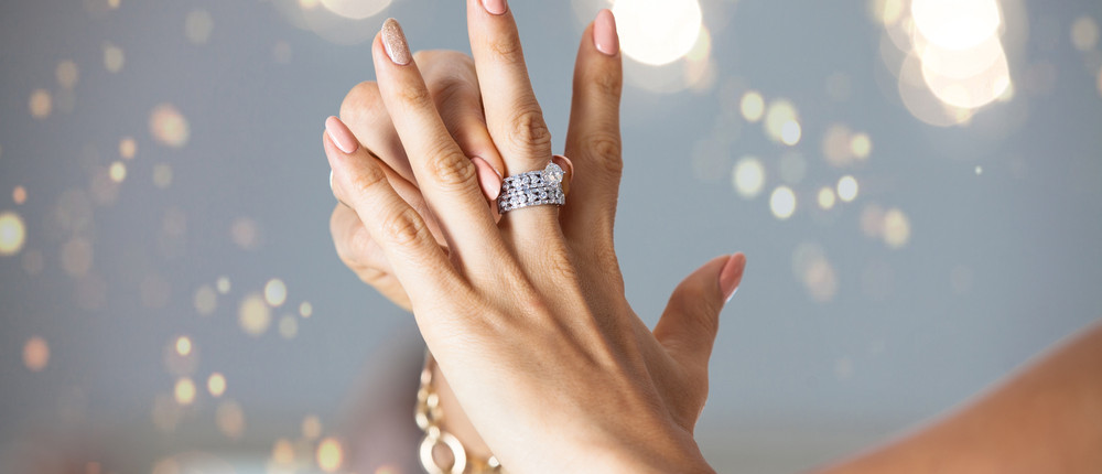 Vrouw schuift diamanten ring om vinger - BAUNAT
