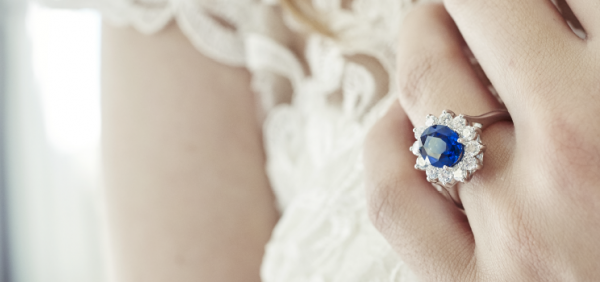 Idee für einen Ring zur Verlobung von BAUNAT  - Ein Pavé Solitär Verlobungsring aus Weißgold