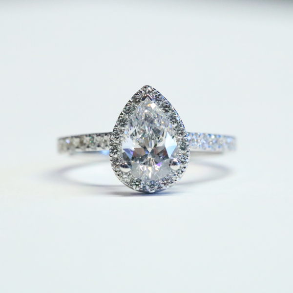 Verlobungsring mit tropfenförmigem Diamant