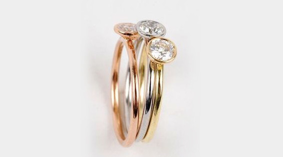Bague de fiançailles en métal précieux coloré