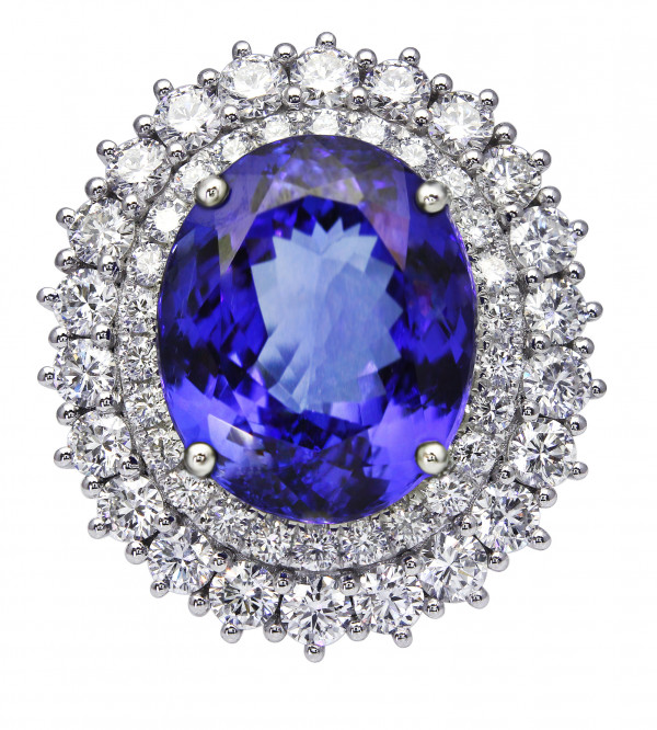 Bague en or blanc avec saphir ovale bleu vif entouré d’un halo de diamants ronds