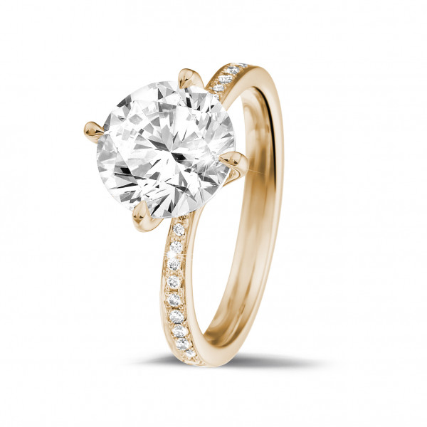 Bague de fiançailles en or rose avec diamant rond central et pavage de petits diamants