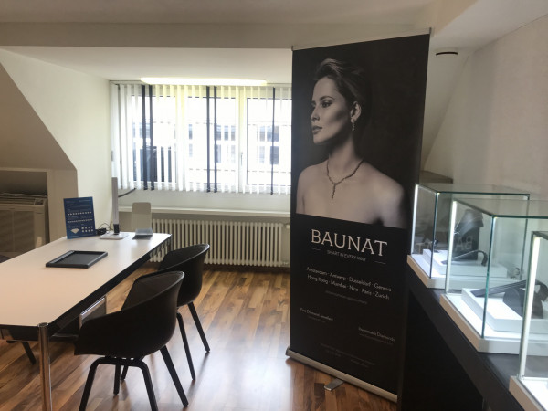 BAUNAT Showroom in Zürich mit Vitrinen für Diamantschmuck und schwarzem Markenbanner
