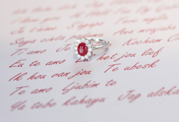 Ring mit rotem Rubin und umgebenden Diamanten - Ringe oder Ohrringe mit Rubin symbolisieren Liebe und Leidenschaft