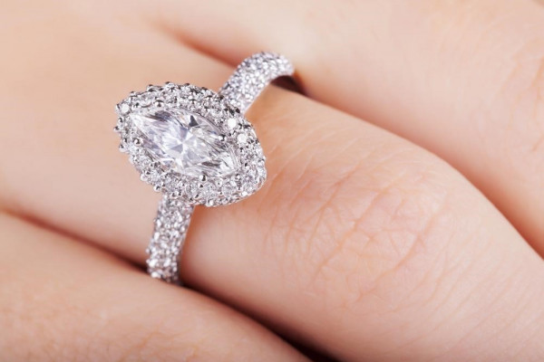 anillo de compromiso marquise - un anillo de compromiso con un diamante marquise y diamantes circundantes
